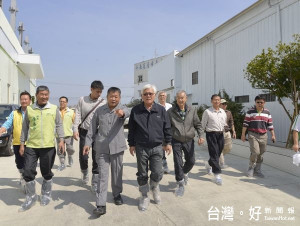 農委會公告全國家禽禁運禁宰7天，縣長李進勇特前往家禽屠宰場，視察休宰及消毒作業情形。（記者陳昭宗翻攝）