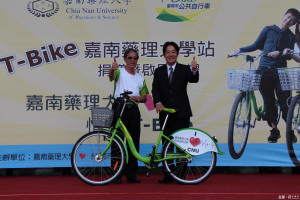 台南市首座由民間捐贈公共自行車租賃站(T-Bike)，17日在嘉南藥理大學落成啟用，市長賴清德（右）主持捐贈啟用儀式。