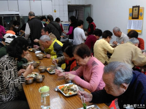 板橋今年老人共餐點已邁向93處，長者和樂融融開心笑哈哈。（圖／記者黃村杉攝）