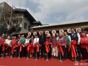 市長朱立倫等出席山佳火車站百年歷史「舊事煤好」完工特展。（圖／記者黃村杉攝）