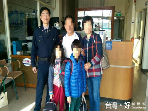 五光所警員協助搭錯車的小兄妹。林重鎣攝