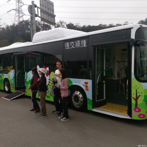 
圖:大溪至土城永寧捷運站正式上路，市長十八日至大溪宣布此項好消息，並進行剪彩。(記者陳寶印攝)
