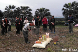 夢想新農水稻班開訓，先拜田頭。（圖／宜蘭縣政府勞工處提供）