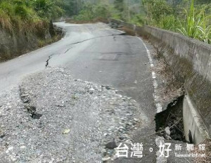 這條路破成這樣無人管？　縣府澄清：舊照片（圖／爆料公社）