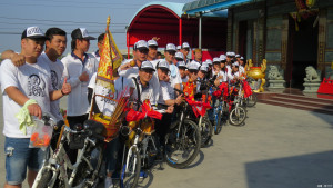 「武賢堂協賢壇」的「單車進香團」回駕前，參與信徒民眾在龍鳳堂來個大合照大家喊出「第一讚」。（記者邱仁武／攝）
