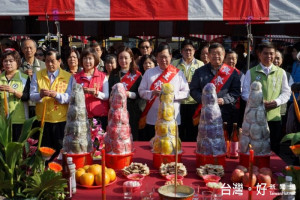 鄭市長表示，「天穿日」行慶祝活動，不僅彰顯客家敬天惜福傳統，也讓客家走入生活、成為城市亮點。