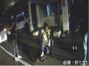 女警搶救受傷的狗。林重鎣翻攝