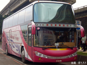 勞動部為指導勞動檢查員順利執行客運與遊覽車業者相關勞動檢查業務，特別訂定「遊覽車駕駛工作時間檢查參考指引」，其中洗車、加油、保養…等非駕駛握方向盤時所作的事情，皆算在司機出勤工作時數內。（圖／Flickr Wikinews - Brock）