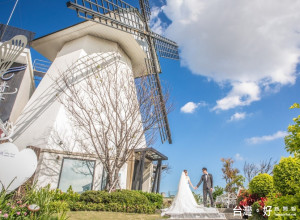 戶外婚禮第一品牌已落腳桃園，青青風車莊園偌大的風車與大地系的自然配色，在此舉辦戶外婚禮可讓幸福畫面銘刻在每個人心中。（圖／青青風車莊園提供）