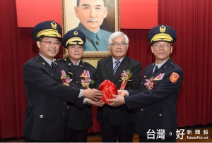 雲林縣警察局新卸任局長交接典禮，由縣長李進勇主持，黃明昭卸任局長，新任局長許錫榮宣誓就職到任。（記者陳昭宗拍攝）