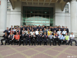 台南市政府警察局黃宗仁局長主持學甲分局新、卸任分局長布達交接典禮後，與貴賓同仁歡喜大合照比出第一讚。（記者邱仁武／攝）