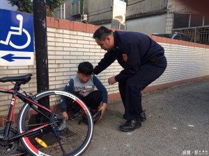 埔頂派出所員警將迷失男童安全送返家，深獲家屬肯定。