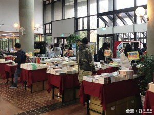 中原大學張靜愚紀念圖書館與學生會合作辦理為期一週的書展活動。