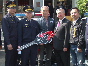 感念昔日警救妻恩 建設老董捐3警車