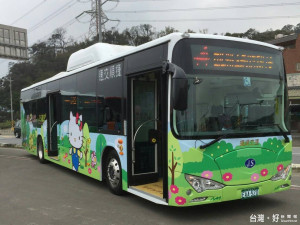 新北市政府為鼓勵市民搭乘大眾運輸，積極推動跨市快速公車服務。（圖／交通局提供）