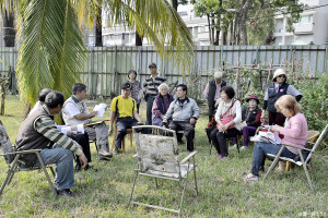 民進黨中央黨部副秘書長李俊毅（中）召開「守護三分子日軍射擊場」文化資產保留記者會，希望保留自治新村1、2、3號，避免軍方將來標售土地遭拆除之命運。