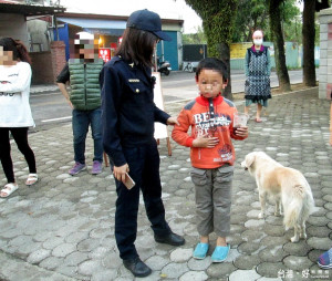 竹山鎮一名年約5歲男童帶著愛犬離家冒險，一時迷路於學校附近逗留，經附近商家報警，最後在員警姐姐護送後安全返家。