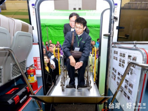 鄭市長協助市民搭無障礙大客車。