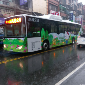 大溪至土城永寧捷運站二十四日首發，天空雖下著大雨，但仍吸引許多民眾乘坐。(記者陳寶印攝)

