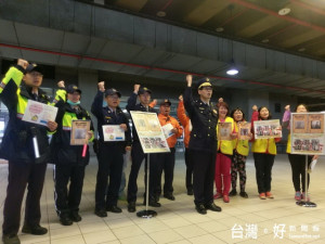 烏日警方在高鐵台中站宣導防詐。林重鎣攝
