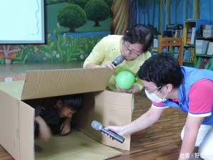 生命教育向下紮根，學生利用紙箱盒體驗飼養空間不足的感受。（圖／動保處提供）