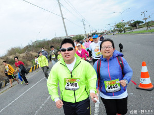 伊甸視障學員胥景昕(右)，與母親首次挑戰5公里路跑，成功完賽非常開心。