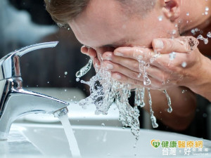 用什麼洗臉才乾淨？　醫：水才是關鍵