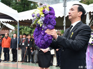 市長朱立倫親自向228亡靈獻花及默哀，表達對受難者的追思與敬意。（圖／記者黃村杉攝）