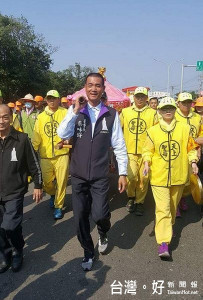 白沙屯媽祖進入雲林縣境，北港朝天宮蔡董事長前往接駕，並親自為媽祖婆服務。（記者陳昭宗翻攝）