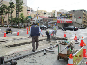 ▲工務局派遣道路巡查人員至現場督導，為道路品質把關。（圖／記者郭文君攝）