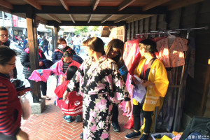 台灣首府大學應外系學生日本文化團和服祭體驗活動在月津港燈節裡最吸睛。