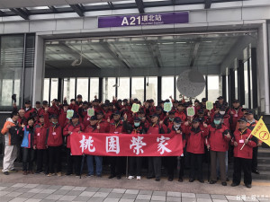 桃園捷運通車首日，老榮民來到中壢區環北路A21站， 準備嘗鮮搭乘捷運到臺北遊玩。