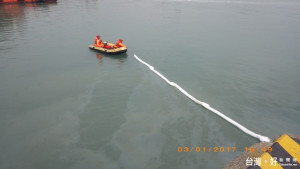 竹圍漁港北堤中油碼頭東○7號工程平台旁發現約30公尺長黑色油汙，現場飄散油汙氣味。