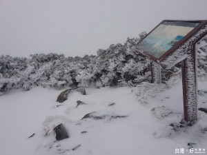 雪山主峰累積了一層皚皚白雪。（圖／雪霸高山志工賀建容攝、保七總隊第五大隊提供）