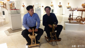 美瓶精湛－黃文彬拼木藝術展作品「小木馬」，與文化局長陳文彬一起騎木馬憶童年。