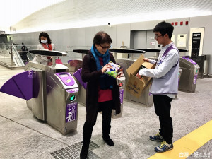 紀念機場捷運首日通車桃捷送出6萬包乖乖，民眾拿到又驚又喜