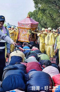 白沙屯媽祖神轎抵達北港，民眾爭相跪拜鑽轎底，人龍綿延數百公尺。（記者陳昭宗攝）