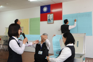 基層農會選舉開票情形。（記者許素蘭／攝）