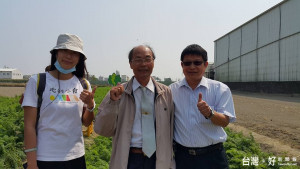 將軍區農會總幹事吳明成（中）強調將軍區今年種植280公頃胡蘿蔔，產值高達一億元，右為台南區農業改良場場長王仕賢、左為「地利小食」徐麗敏在胡蘿蔔田比出「第一讚」。（記者邱仁武／攝）