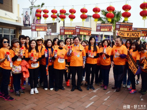 國際崇她31區中華民國總社向暴力說不慈善健走活動，由桃園市長鄭文燦和崇她社總監林桂朱，一同鳴槍起走