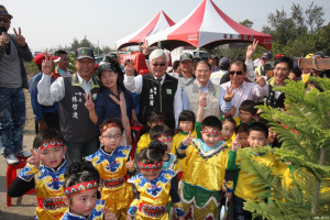 種樹除可以綠美化環境、淨化空氣還可以涵養水土，好處相當多，李縣長呼籲

大小朋友一起來種樹護地球。（記者陳昭宗攝）