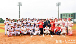 桃園市長鄭文燦前往青埔運動公園棒球場，出席「台日友好棒球交流賽」。