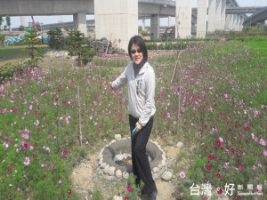 市議員張芬郁為丁台社區爭取設公園。林重鎣攝