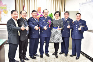 台南市警局第一分局長張樹德榮升警政署保安警察第二總隊主任秘書(中)，與張樹德私交甚篤的台南市東區民防第二中隊副中隊長王平川(左三)，伙同民防團同事前往致意。(圖/王平川提供)