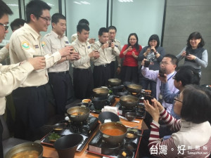 大甲公所肯定役男為地方服務點滴事績，七日劉區長代表市府宴請感

恩，並鼓勵役男到社會多行善做為事業基礎。（記者陳榮昌攝）
 