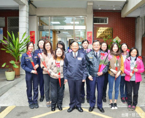 黎文明局長獻上紅色玫瑰花，祝福無私奉獻與全力付出的女性員警、工友、志工們「婦女節快樂」。