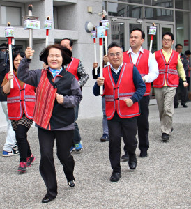 全國原民運動會聖火傳抵苗栗，副縣長親迎。（記者許素蘭／攝）