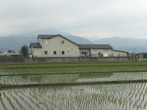 「莉丰慧民V」宜蘭北館聳立在水田中央，造型跟宜蘭常見的精緻民宿沒兩樣。