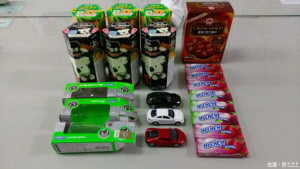 警方在學生書包裡取出大量的零食及玩具汽車。