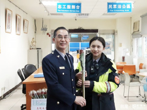 溫馨婦女節桃園警分局長贈花給女性同仁